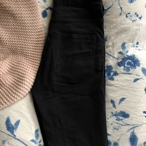 Slimjeans - High rise true black jeans från Karve. Bara att skriva om man vill se hur de ser ut på🌷 Köpare står för frakt.