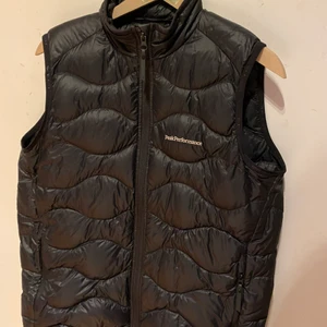 Peakväst - Helt ny , knappt använd peakväst. Kill storlek Från kidsbrandstore st 170 passar mest st S/M men jag som har L passade men lite för liten. Nypris 1200kr 