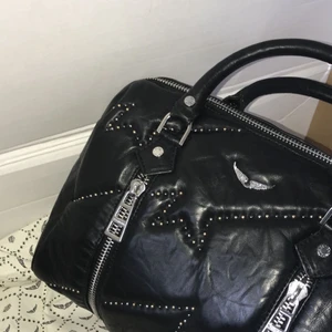 Zadig väska  - Säljer denna skitsnygga Zadig väska i modellen ”Sunny Small”. Beställde från zadig-et-voltaire.com för ett par år sedan. Snyggt skick och använd lite. Dust bag ingår samt axelband! Nypris 4705kr 