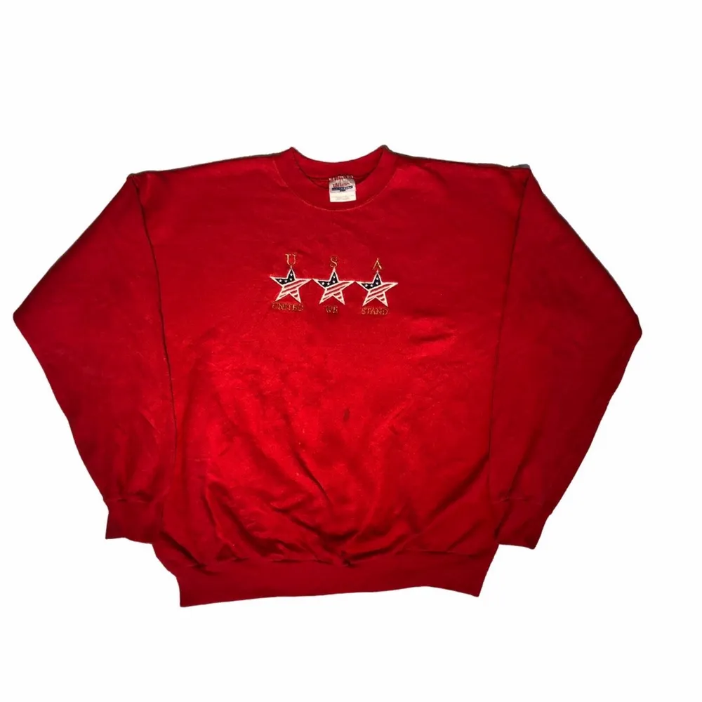 God bless America. En riktigt amerikansk sweatshirt med ett fint rött tyg som är relativt tjockt. Köpt på tjmaxx o USA . Hoodies.
