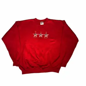 God bless America. En riktigt amerikansk sweatshirt med ett fint rött tyg som är relativt tjockt. Köpt på tjmaxx o USA 