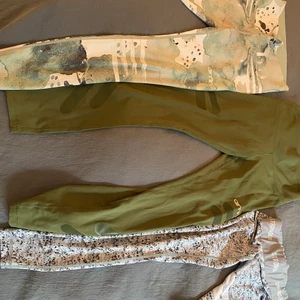 Träningstights aimn och stronger  - Aimn tights använda sparsamt, hög midja i båda. Normala i storleken. Strongertights använda men i bra skick. Har fått ett litet hål i skrevet som sytts (man ser inte att det varit ett hål), ej hög midja. 