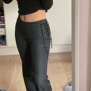Kostymbyxor - Säljer dessa då de är för små för mig. De har snörning på ena höften och är köpta second hand. Sitter perfekt på längden för mig som är över 170💕💕