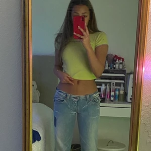 Low waist jeans  - Jätte fina low waist jeans, jag är ungefär 80cm i midjan om ni e osäkra på storleken, lägger upp dem ingen pga oseriös köpare, buda gärna i kommentarerna💗💗