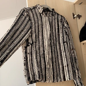 Paljetttopp - Aldrig använd! Svart och vit i färgerna 