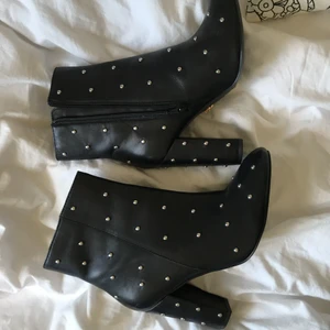Jättefräscha boots med strass - jättefräsha skor nästan som nya (de bild 2). Dom e jättesköna att gå i.