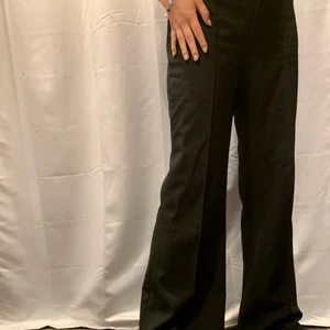 Kostymbyxor  - Kostymbyxor från zara i strl 40! Ena sömmen längst ner på ena byxbenet har lossnat så man måste sy upp dom igen. För referens är jag 177cm lång.