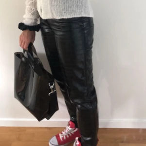 Skinn byxor - Säljer as coola skinn byxor pga att de nu tyvärr är för små för mig😭 kan skicka mer bilder om det behövs!❤️❤️