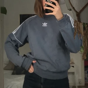 Adidas sweatshirt  - En gråblå sweatshirt från adidas. Använd men i bra skick. Köpare står för frakt.
