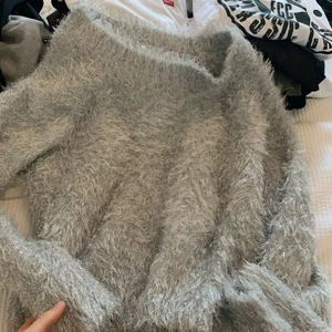 Säljer - Glittrig lurvig topp jätte fin men inte min stil