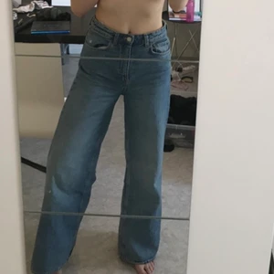 ACE weekday jeans  - Supersnygga jeans som inte kommit till användning. Storlek 25/32. Passar mig som vanligt vis har xs och är 170z Använda 3 gånger. Nyskick. Köparen står för frakten ❤️