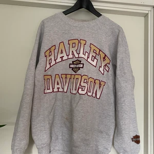 HARLEY DAVIDSON SWEATER VINTAGE - Äkta Harley Davidson tröja köpt på second hand. Storlek L och passar oversized på mig som är en storlek SMALL (36). Passar både tjejer och killar. Defekter finns då den är vintage (ex rosa stains på texten, någon fläck.) värker i hjärtat att sälja men den ligger bara i garderoben.