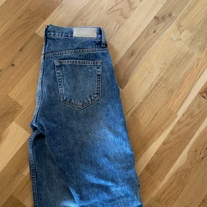 BikBok jeans  - Säljer nu mina ursnygga jeans från BikBok på grund av att dom blivit försmå för mig:( älskar tvätten på dem och skicket är mycket bra! Nypris 599kr
