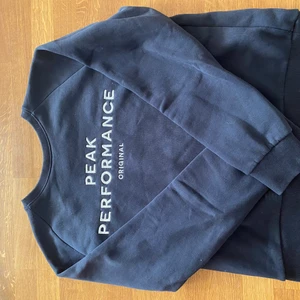 Peak performance sweatshirt  - Säljer den underbara sweatshirt. Riktigt fin färg och jätte skön. Den är tyvärr för liten för mig så den får gå vidare till en annan ägare. Perfekt till sommar och vår kvällar! Köpt för 900 kr ny. Vi börjar på 400 