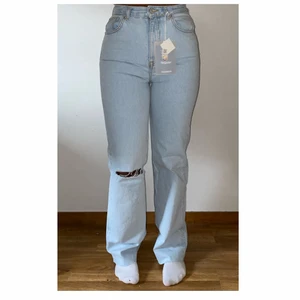 Ljus blå straight leg jeans - Ljusblå jeans i straight leg modell. Huuur fina som helst men jag råkade beställa en 38 istället för 40 så de sitter för tajt på mig som ni kan se! Jeansen sitter som en äkta strl 38, frakt står köparen för. Helt oanvända, bara testade!  230kr men pris kan diskuteras vid snabb affär💕