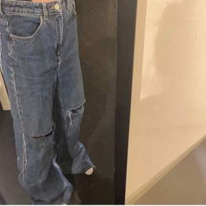 Säljer ett par jeans ifrån weekday, har klippt dom kortare och även hålen! Säljer pga för stora för mig men älskar de anars✨🤗köparen står för frakt!