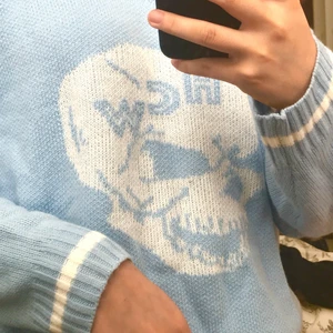 HCW tröja blå - HCW inspirerad tröja från AliExpress. Så skönt material och mysig. Storlek M sitter relativt oversized på mig som har XS-S. 150kr❤️