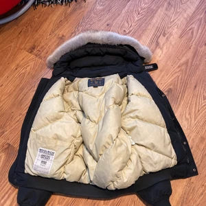 Woolrich jacka bomber herr M. 2500kr - Äkta woolrich bomber jacka med päls, bra skick. Säljer för 2500kr, storlek M. Original pris 8000kr