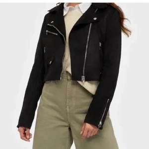 Mocka jacka  - Skit fin mocka jacka från bikbok säljer för den e lite för stor för mig 