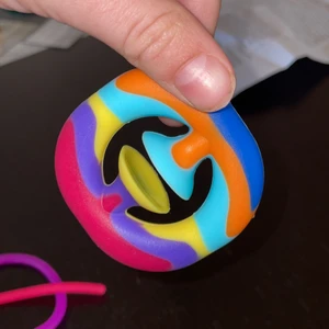 Snapperz - Säljer snapperz för 30kr styck. Dom är regnbågiga och jätte sköna👍 frakten är 15kr