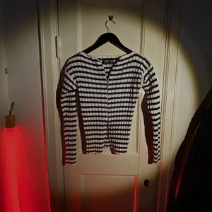 !!JEAN PAUL GAULTIER!! - En riktig pärla! kofta som går att öppna både upp och ner så man både kan bära den som ”tjocktröja” men även som magtröja. I jättefint skick!