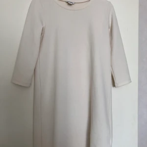 Klänning ifrån Monki, storlek XS - En vacker cremevit färgad klänning ifrån Monki i storlek XS 🤍 Passar mycket bra till en fin kväll framöver😍