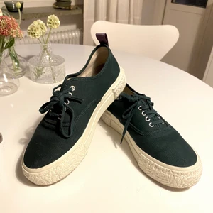 Eytys x H&M sneakers strl 40 - Så snygga mörkgröna platform sneakers från Eytys x H&M i storlek 40. Använda 1-2 gånger, men är förstora för mig tyvärr!! 