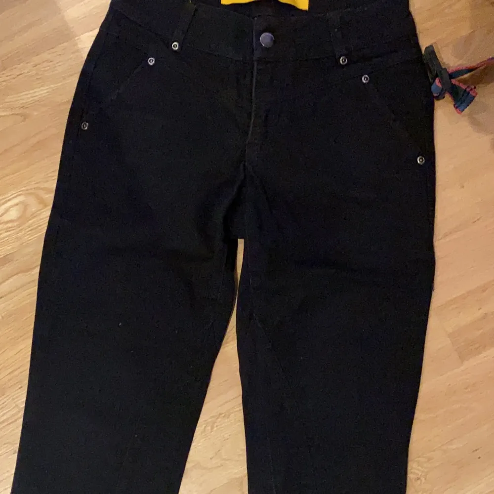 Svarta jeans från mq som har dragkedja nere vid benen på båda sidorna . Har sytt in dom så dom är lite tajtare nere vid benen. Fint skick . Jeans & Byxor.