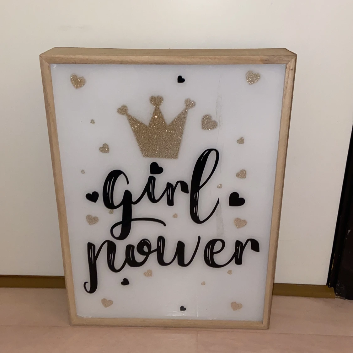 Lampa som man kan hänga upp på väggen