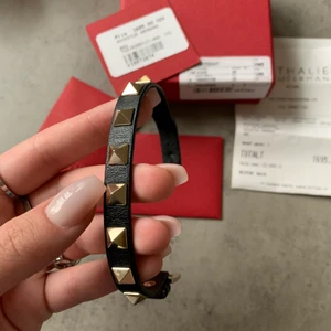 Valentino armband - Inköpt i juli 2020! Det är i väldigt fint skick, skulle du vilja ha fler bilder så är det bara att höra av sig 💖💖🤩