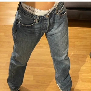 Levis 501 vintage  - Raka 501or köpta här på Plick, de var tyvärr lite stora på mig som har 32/34 (mittenbilden) 😭 Står ingen storlek men de  passar snyggt oversize på 34/36 🥰 hon på två sista bilderna är 167. Jättebra skick, budgivning till på söndag 2/5✨✨😻       
