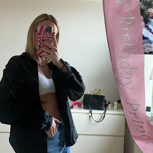 Vintage silkesskjorta  - Säljer nu min älskade silkesskjorta som är vintage. SUPERSNYGG och skön!! men jag använder den inte längre:( kan både kläs upp och ned. Budgivning som startar på 90kr❤️