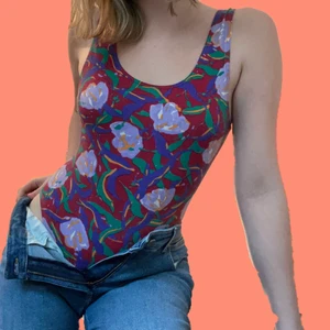 Vintage Body! - Säljer denna pärla! Sjukt snygg body med lite 80-tals mönster som är helt perfekt på sommaren 💞