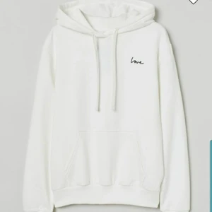 Vit hoodie  - Säljer denna skit snygga vita hoodien. Den är använd mycket men är i fint skick. Har ett love tryck på ena bröstet. Köpt från hm