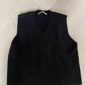 Stickad väst  - Stickad svart väst från ZARA. Använd endast en gång.