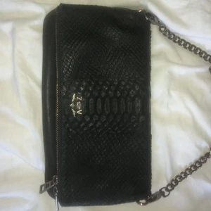 Zadig & Voltaire  - Säljer denna superfina Zadig & Voltaire väskan då den inte kommer till så mycket användning. Skriv om ni skulle vilja ha fler bilder eller har frågor om väskan. Kedja medkommer!☺️ börjar priset på 400kr om flera intresserade blir det budgivning💕