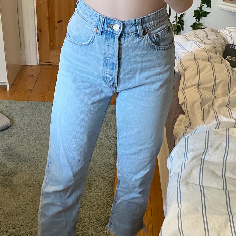 Jeans i bra skick, köpta på zara. Är högmidjade och raka i benen. Går ungefär ner till ankeln på mig som är ca 165🤍. Jeans & Byxor.