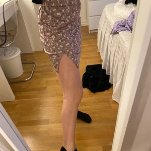 Världens finaste blommiga kjol  - Jättefin blommig kjol från shein med slit. Finns inte kvar på hemsidan längre att köpa. Storlek xs passar xxs-xs-s. Den har resår i midjan. Aldrig använd 