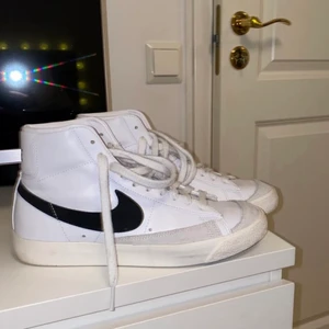 Blazers  - Säljer mina blazers då dem inte kommer till användning. Köpta inne på footlocker i gallerian. Storlek 40. Sparsamt använda och bra skick. 