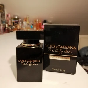 Dolce&Gabbana parfym -  D&G The only one Intense, 30 ml edp från början, använd ca 4-5 gånger men faller inte mig riktigt i smaken. Säljes för 300 kr plus 45 kr frakt i postens påse.