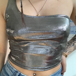 Linne i storlek S  - Silvrigt linne som passar perfekt för fest  i storlek S. Säljer för att den är för stor för mig. Frakt ingår ej i priset.