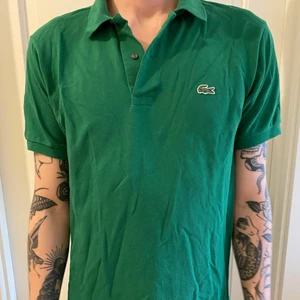 Lacoste piké - Kortarmad grön Lacoste piké! Super cool till vår/sommar ☀️ Har en del olika såna här - går att kombinera för rabatterad pris!