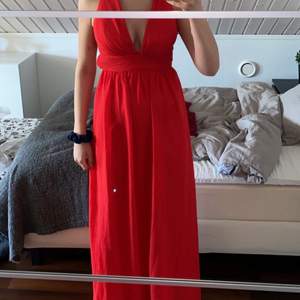 Säljer en jättefin röd balklänning i storlek 36. Prislappen finns kvar, aldrig använd. Säljer pga för liten. Köparen står för eventuell frakt. Skriv om du undrar något eller vill ha fler bilder! 