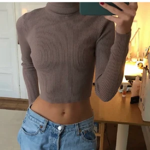 Polo tröja  - En brun/beige polo tröja. Gott skick knappt använd frakten ingår 