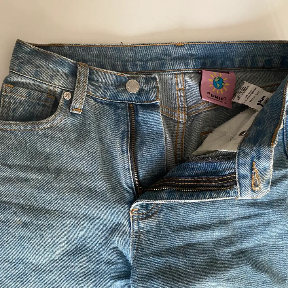 Mina älskade unif jeans🌈 i modellen ”Timmy jean” , säljs ej längre av unif (broschen på baksidan är int med💙💗💜). Jeans & Byxor.