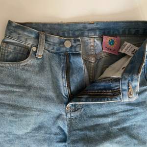 Mina älskade unif jeans🌈 i modellen ”Timmy jean” , säljs ej längre av unif (broschen på baksidan är int med💙💗💜)