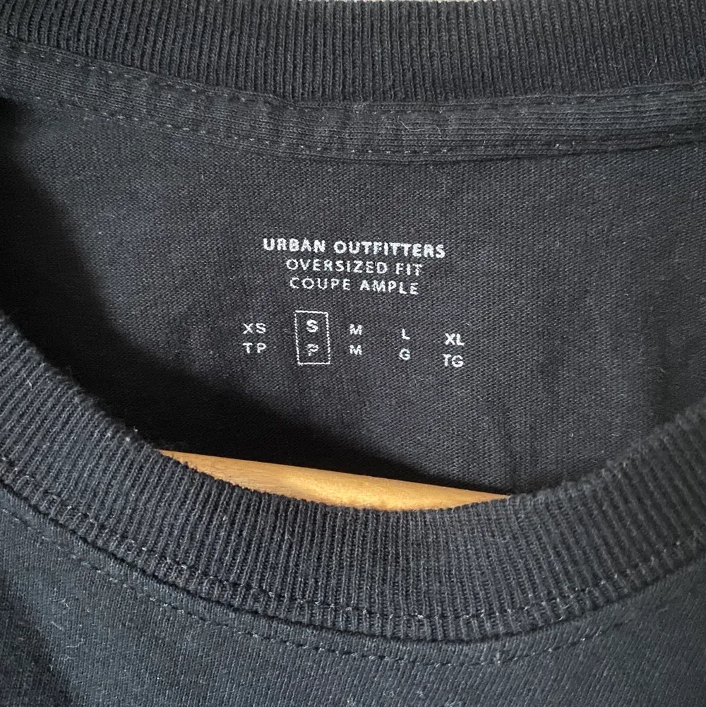 Ascool tröja från Urban Outfitters. Jag klippte den för jag ville att den skulle bli en croptop, säljer pga att jag inte använder den så mycket. Toppar.
