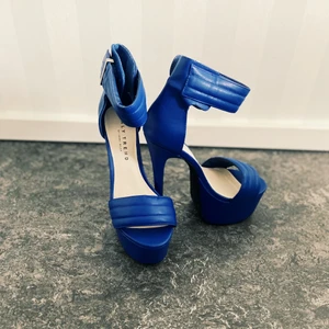 Klackar stl 36  - Från Nelly , klackar är 15 cm . Aldrig använd . 