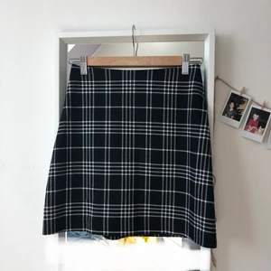 Rutig kjol - Rutig kjol från Monki, sitter så snyggt men har tyvärr blivit för liten för mig! Använd någon enstaka gång så i mycket fint skick.