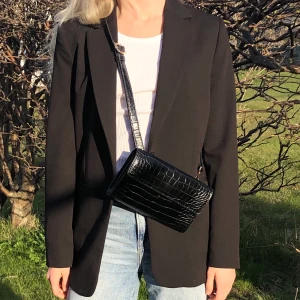 Svart väska !! - Svart skinnväska med lite ormskinsliknande material! Suuuperfin, köpt second hand men är ursprungligen från Mango. Går att justera banden !!!! 